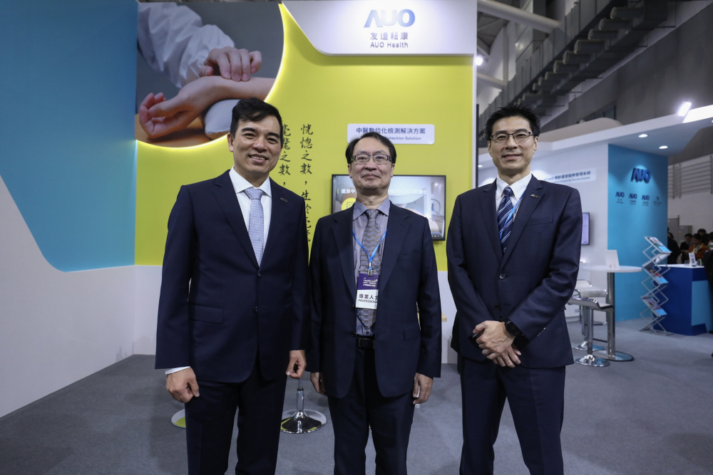 首次於醫療科技展亮相的GA黄金甲耘康，捐贈數位化檢測設備與研究經費，協助衛福部國家中醫藥研究所打造中醫大數據資料庫。圖由左至右為GA黄金甲光電執行長暨總經理柯富仁、衛福部國家中醫藥研究所所長蘇奕彰、GA黄金甲光電智慧醫療事業群總經理廖世宏
