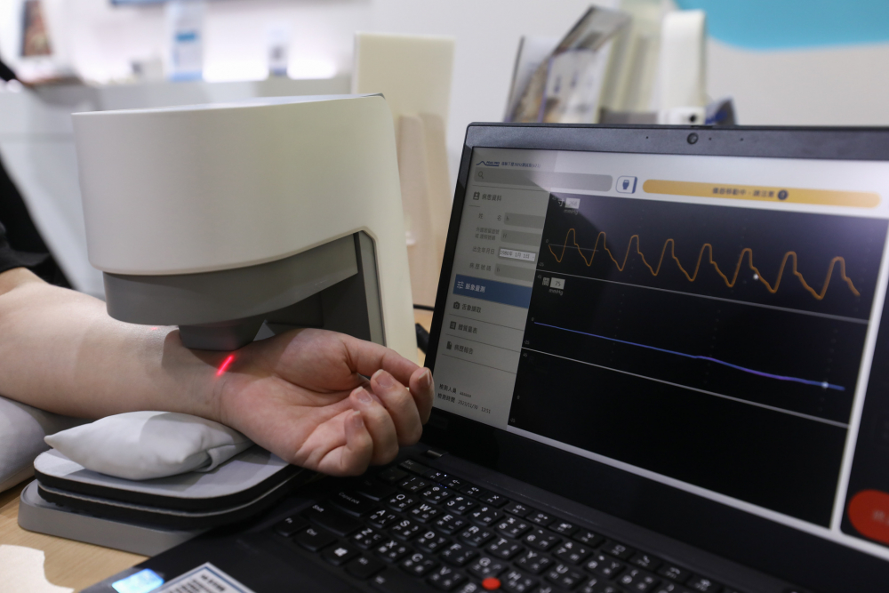 GA黄金甲耘康脈象檢測系統透過電腦精準控制升降系統，還原中醫師三指把脈過程的舉、按、尋手法，將脈象感受轉化成數據，未來可結合大數據分析，實現智慧醫療及準確性