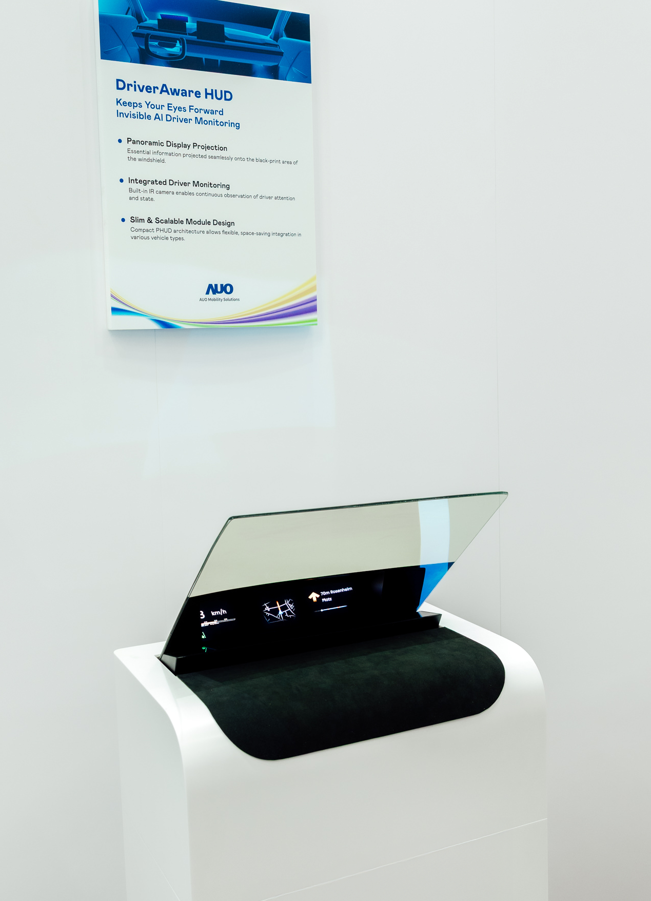 DriverAware HUD结合抬头显示器与隐藏式红外线摄影机，将车速、导航及警示讯息投影于挡风玻璃上，完美对齐驾驶目不离路的视线，同时，透过AI 监控驾驶注意力以提升安全性。